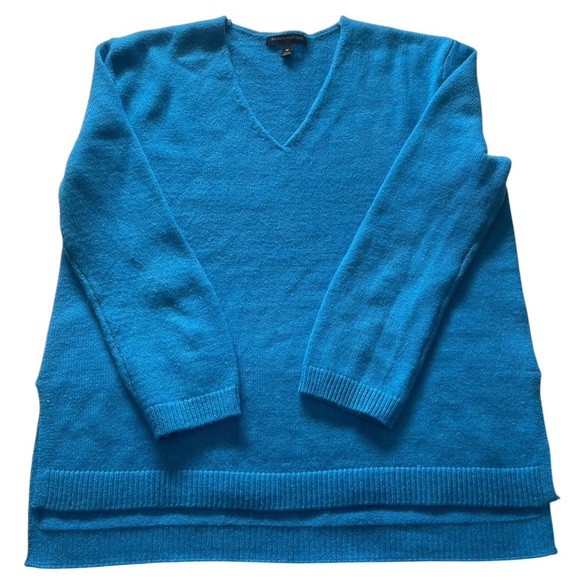 Banana Republic Blue V-Neck Sweater Size Medium - Picture 6 of 8